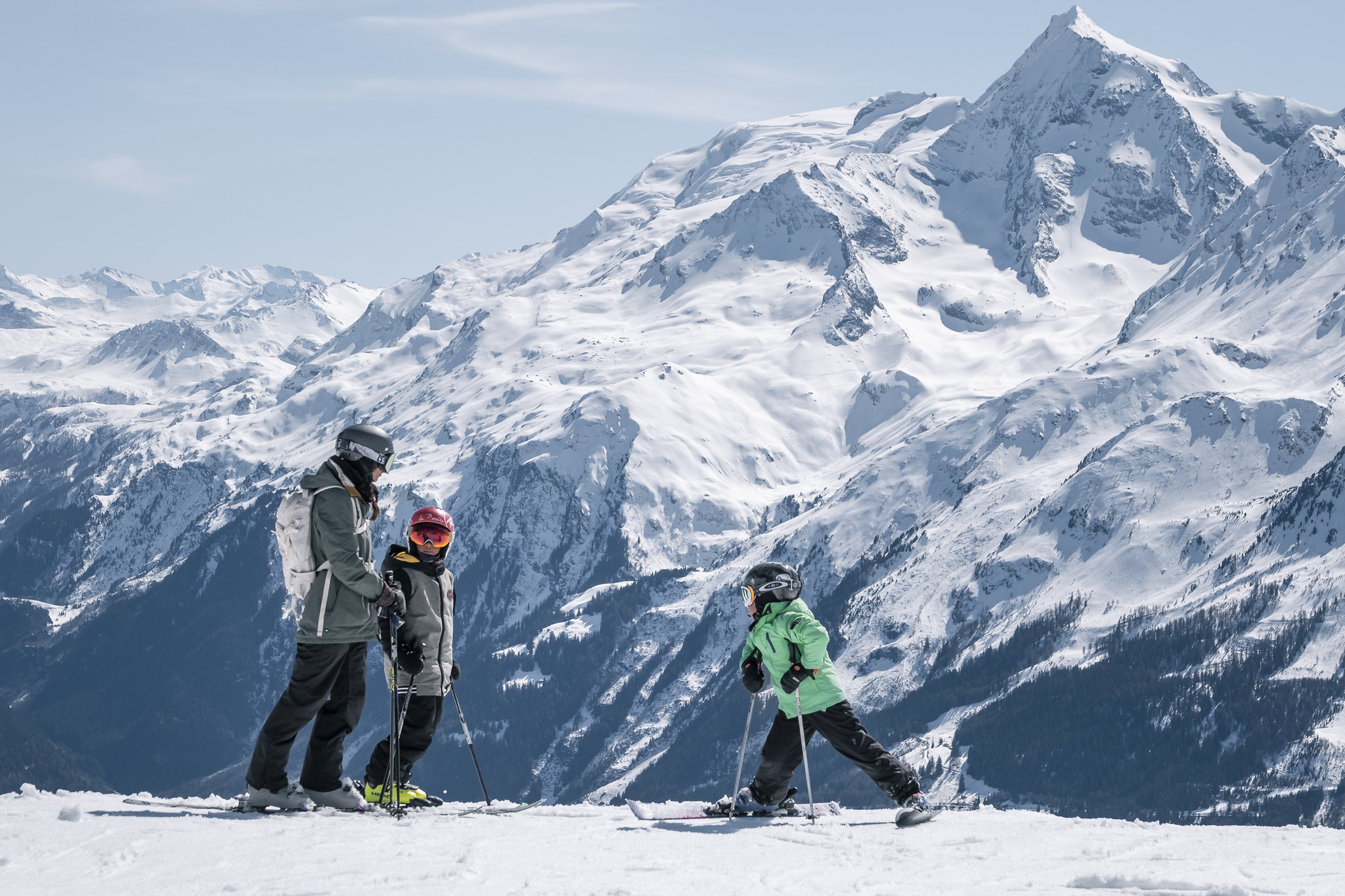 Skiing, hiking, paddleboarding... How can you pass on your passion for the outdoors to your children?