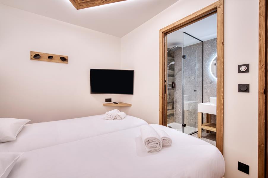 2 single beds (90×200) with TV and en suite shower room—no window