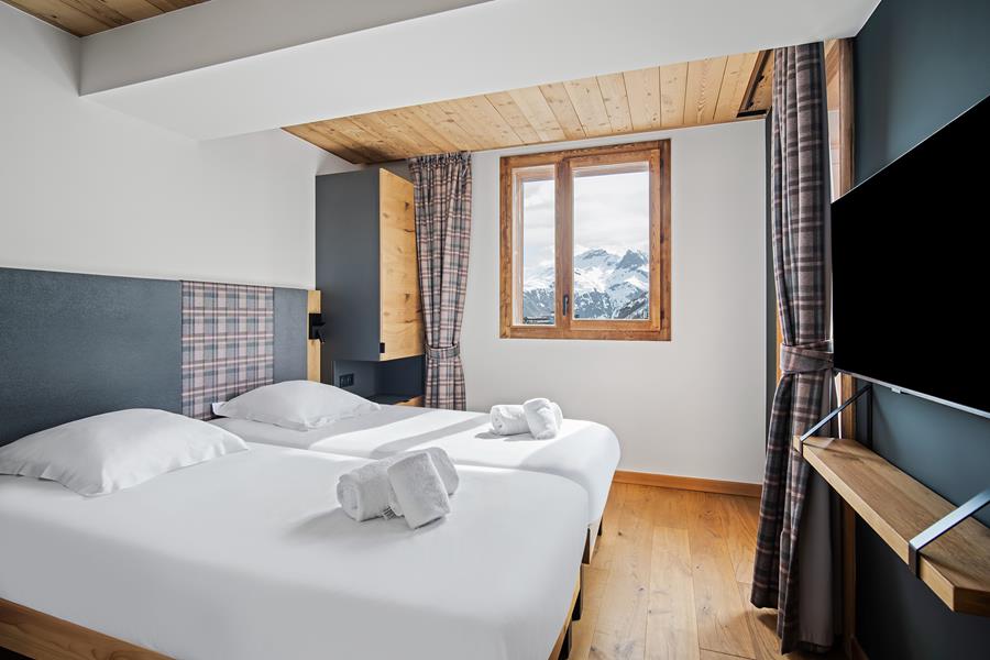 2 single beds (90×200) with TV and en suite bathroom