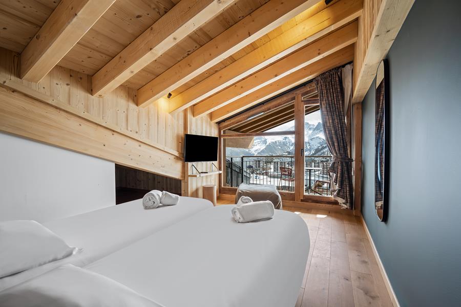 2 single beds (90×200) with TV and en suite shower room - 1 extra bed