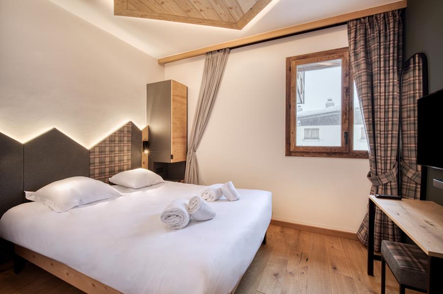 1 double bed (160×200) with TV and en suite bathroom