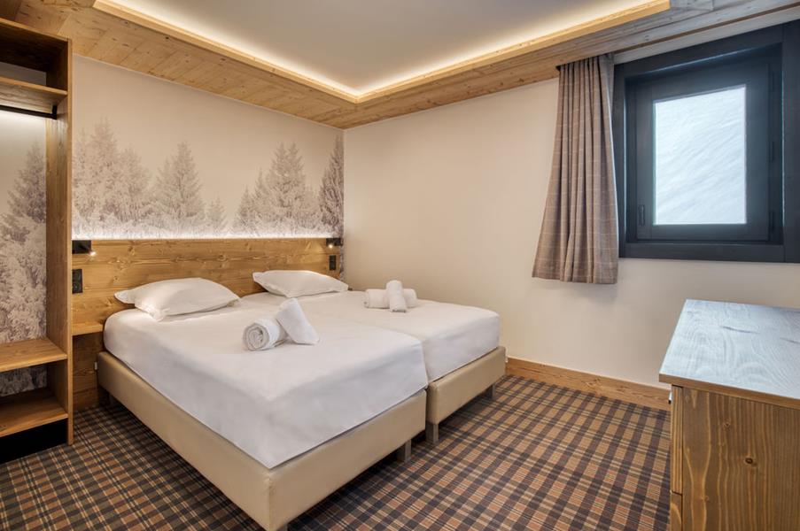 2 single beds (90×200) with a TV and an attached shower room
