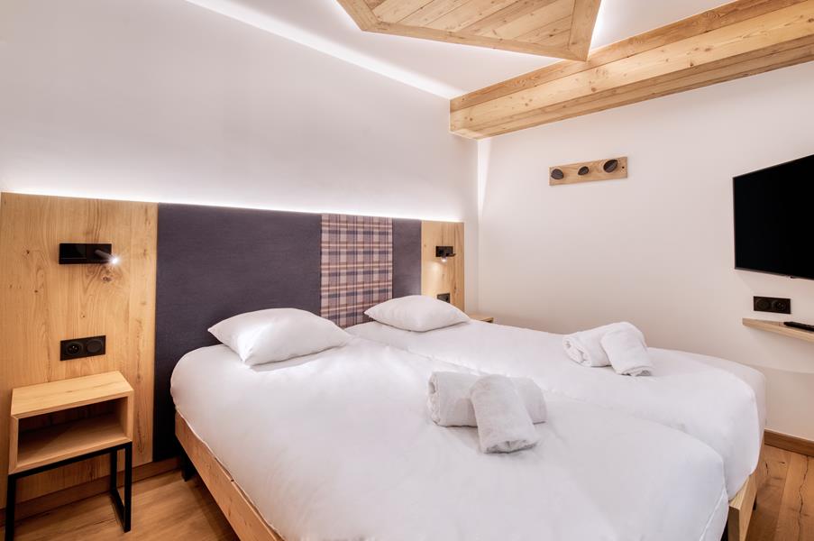 2 single beds (90×200) with a TV and an attached shower room