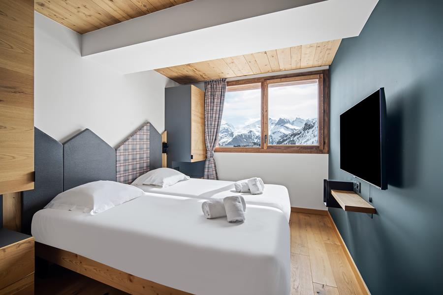 2 single beds (90×200) with a TV and an attached shower room