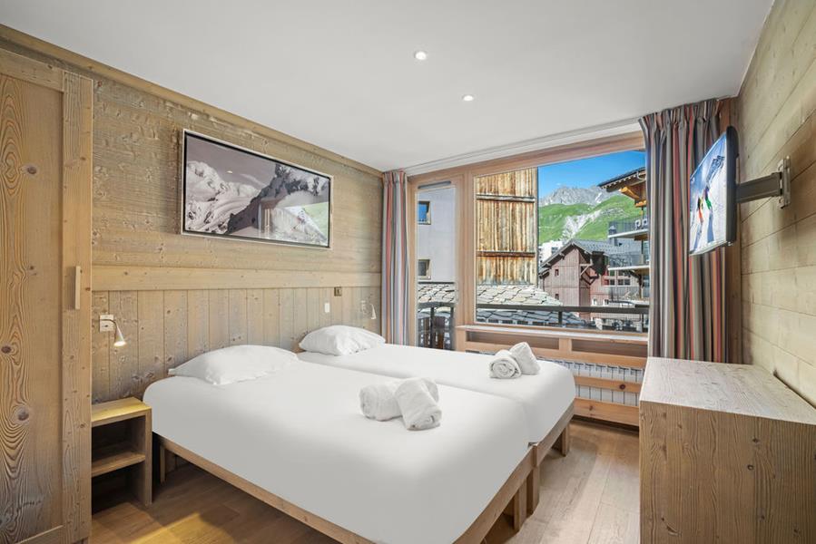 2 single beds with TV 