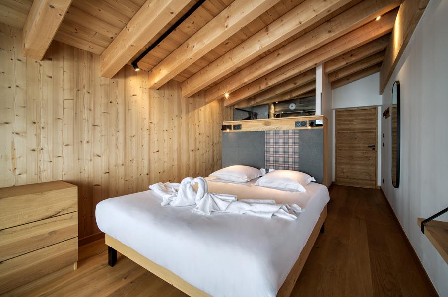 1 double bed (160×200) with a TV and an adjoining shower room