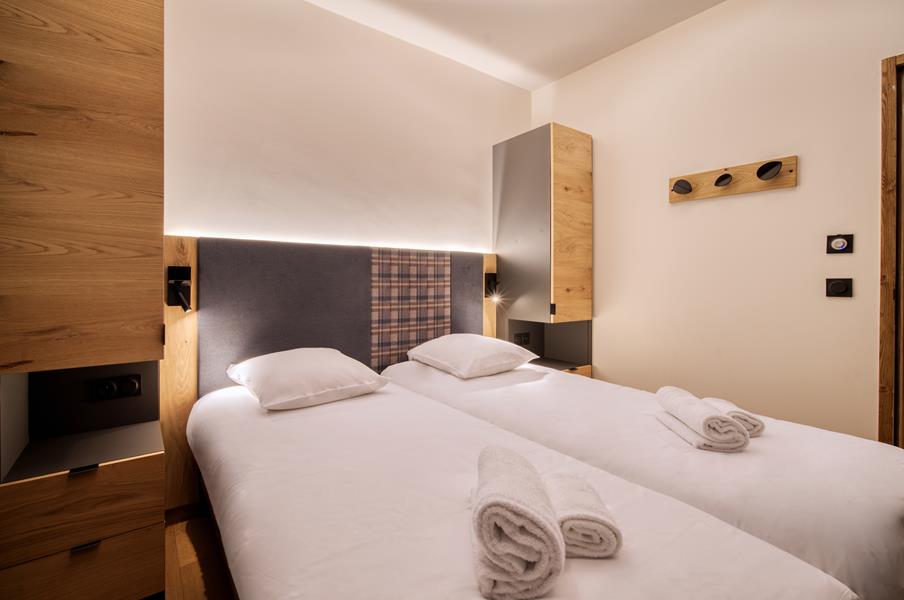 2 single beds (90×200) with TV and en suite bathroom