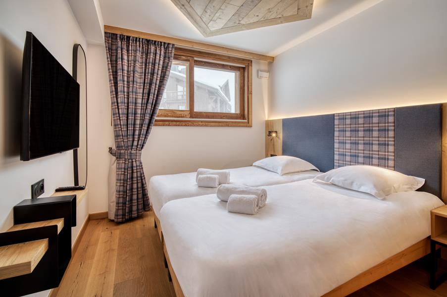 2 single beds (90×200) with TV