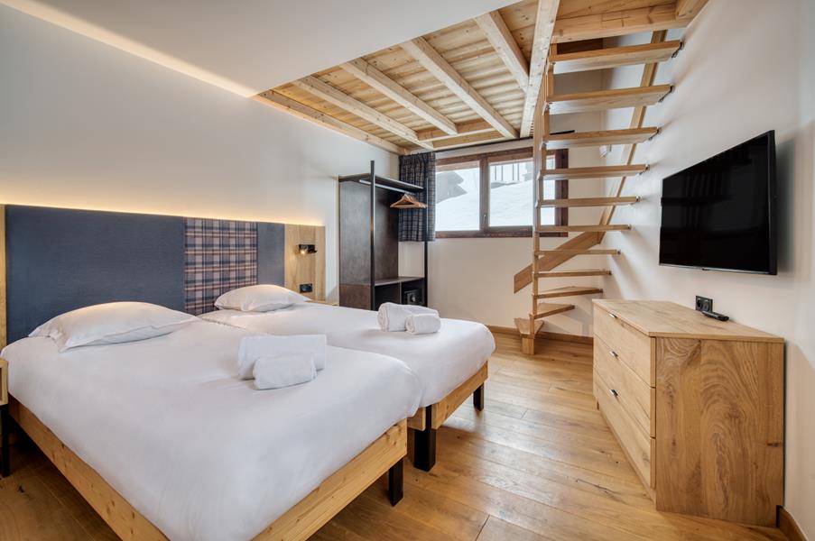 2 single beds (90×200) with a TV and an attached shower room