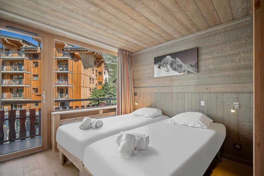 2 single beds (90×200) with TV
