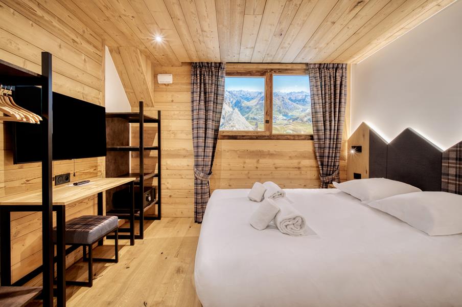 1 double bed (160×200) with TV and en suite shower room—dummy window