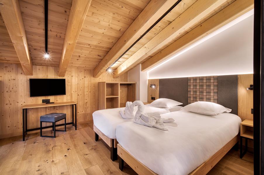 2 single beds (90×200) with a TV and an attached shower room