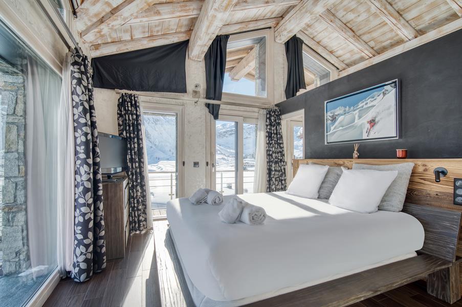 1 double bed (160×200) with TV and en suite bathroom