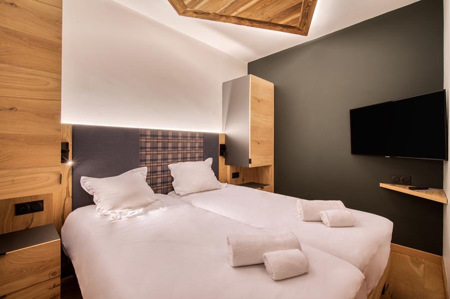 2 single beds (90×200) with a TV and an attached shower room