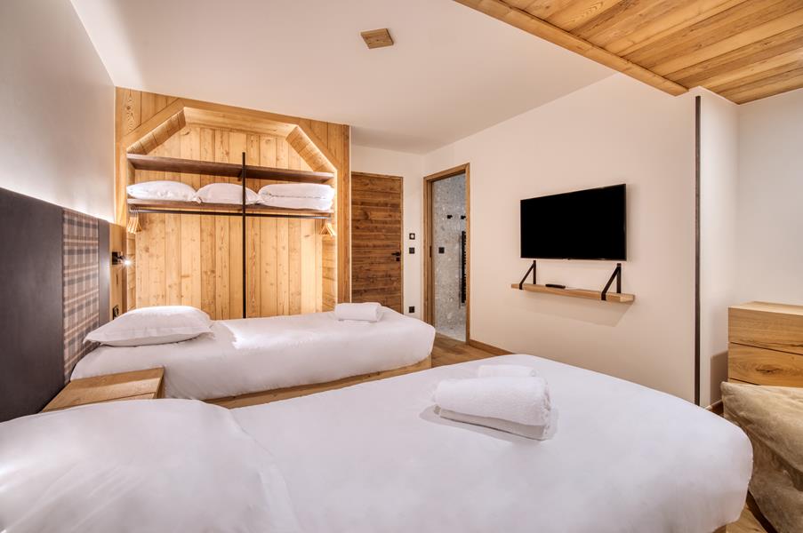2 single beds (90×200) with a TV and an attached shower room (dummy window)