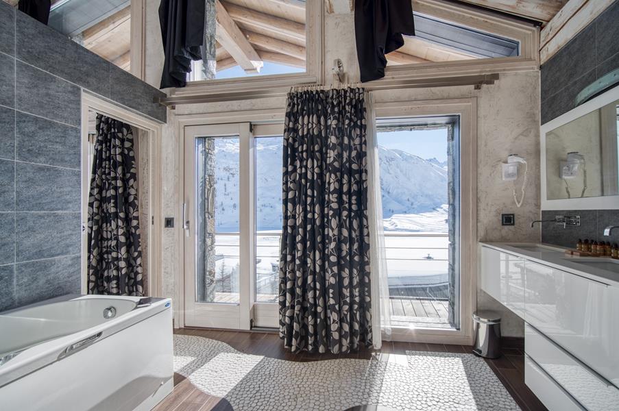 Bathroom adjacent to the master bedroom, with a bathtub and shower