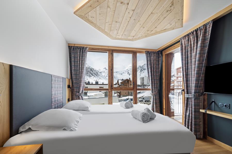 2 single beds (90×200) with TV and en suite shower room - 1 extra bed