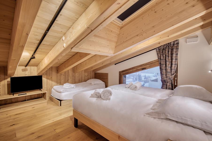 2 single beds (90×200) + 1 single bed (80×190) with TV