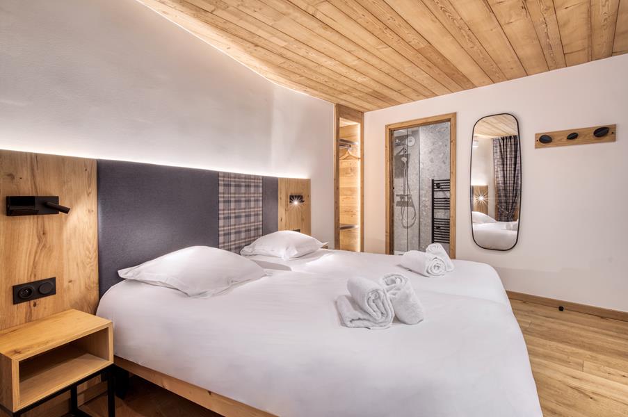 2 single beds (90×200) with a TV and an attached shower room (dummy window)
