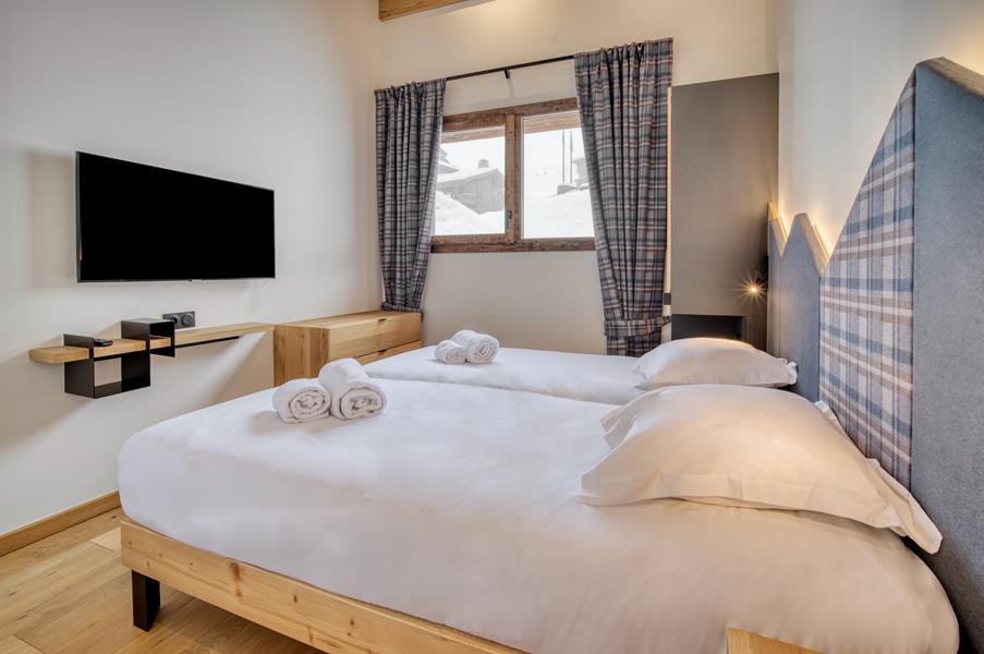2 single beds (90×200) with TV
