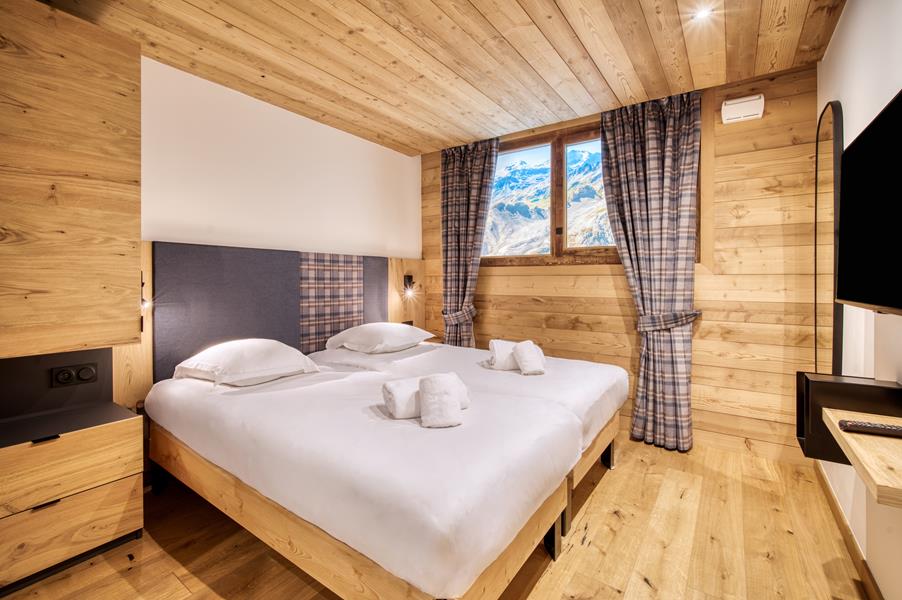 2 single beds (90×200) with a TV and an attached shower room (dummy window)