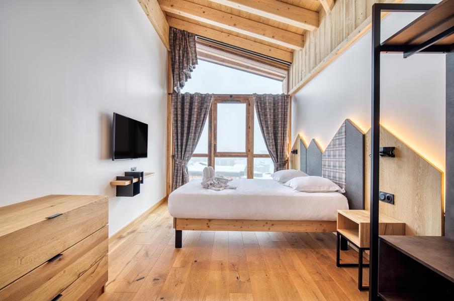 1 double bed (160×200) with a TV and an adjoining shower room