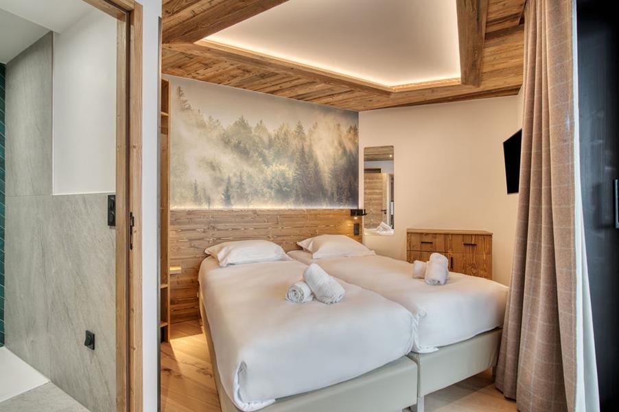 2 single beds (90×200) with a TV and an attached shower room