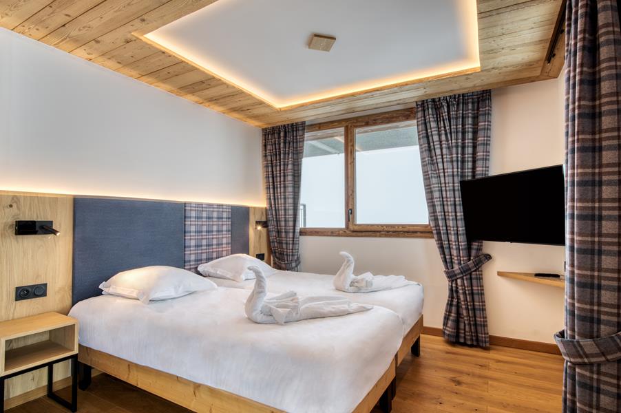 1 double bed (160×200) with a TV and an adjoining shower room