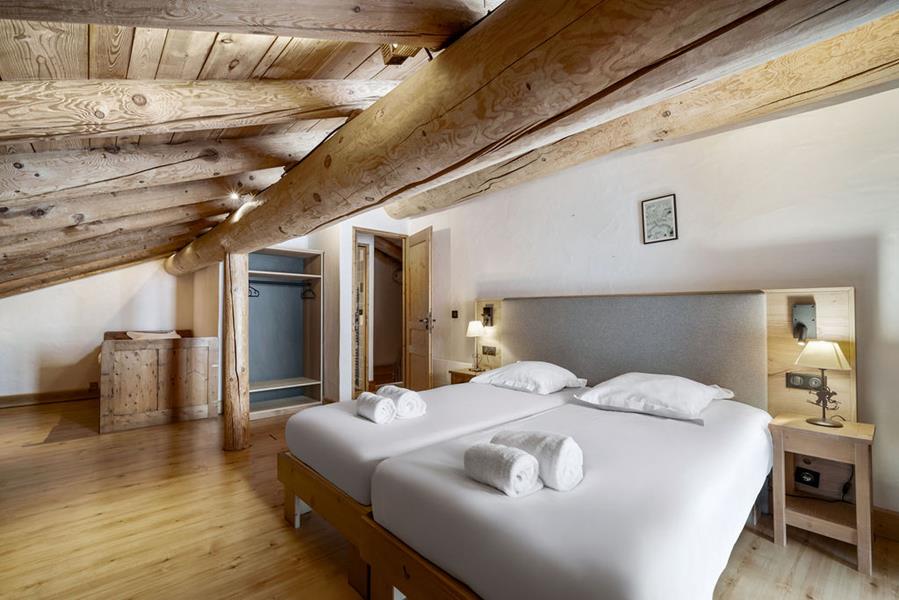 3 single beds (90 × 200) 