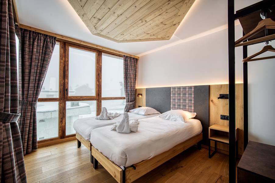 2 single beds (90×200) with a TV and an attached shower room