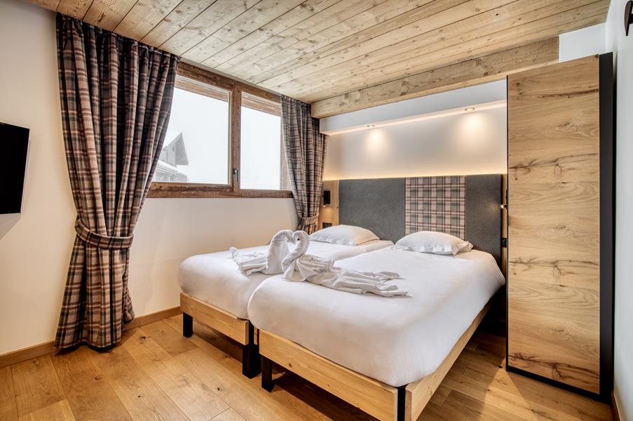 2 single beds (90×200) with TV and en suite bathroom
