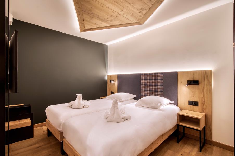 2 single beds (90 x 200) with TV—no window