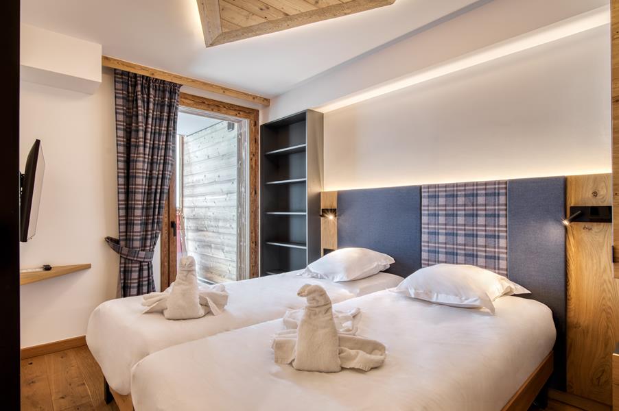 2 single beds (90×200) with TV