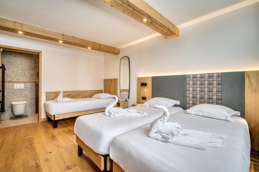 3 single beds (90 x 200) with a TV and an attached shower room