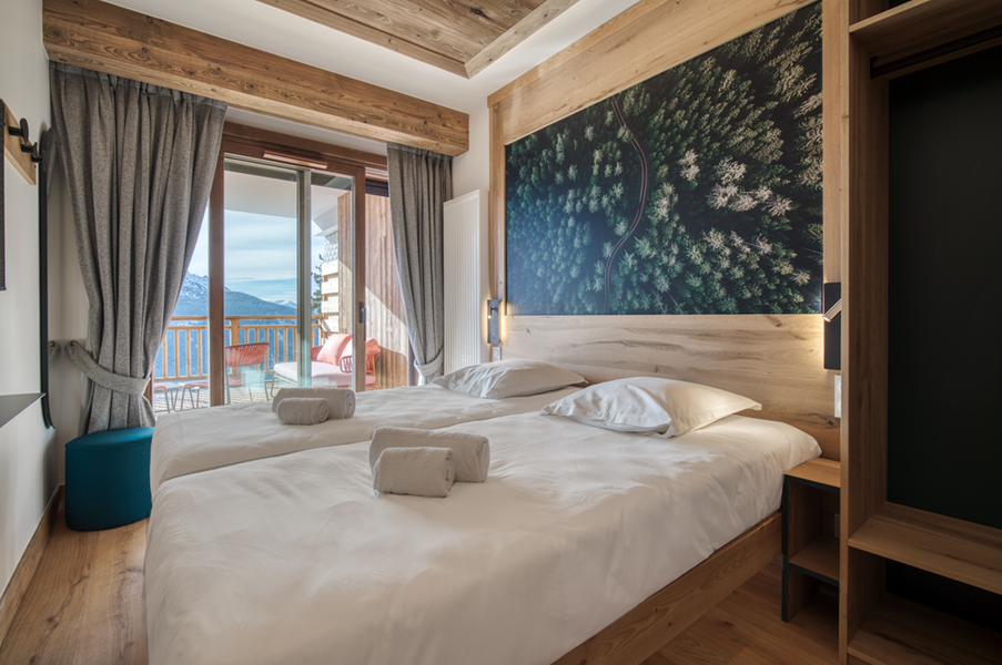 2 single beds with a TV and an en suite bathroom