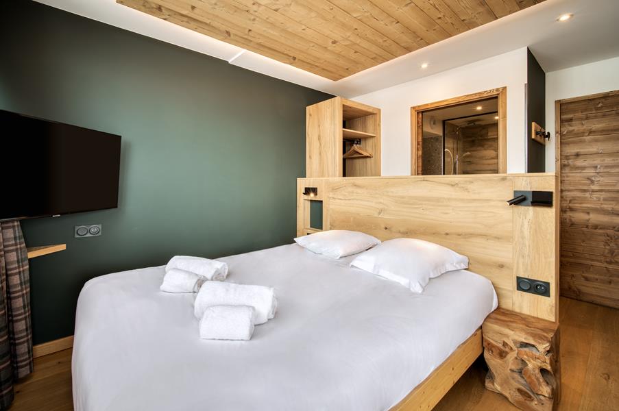 1 double bed (160×200) with a TV and an adjoining shower room