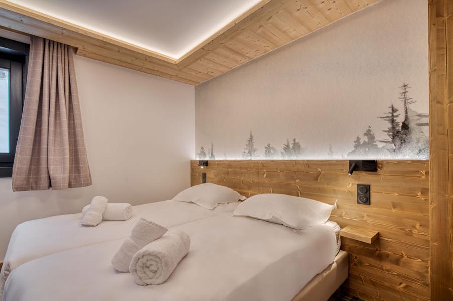 2 single beds (90×200) with a TV and an attached shower room