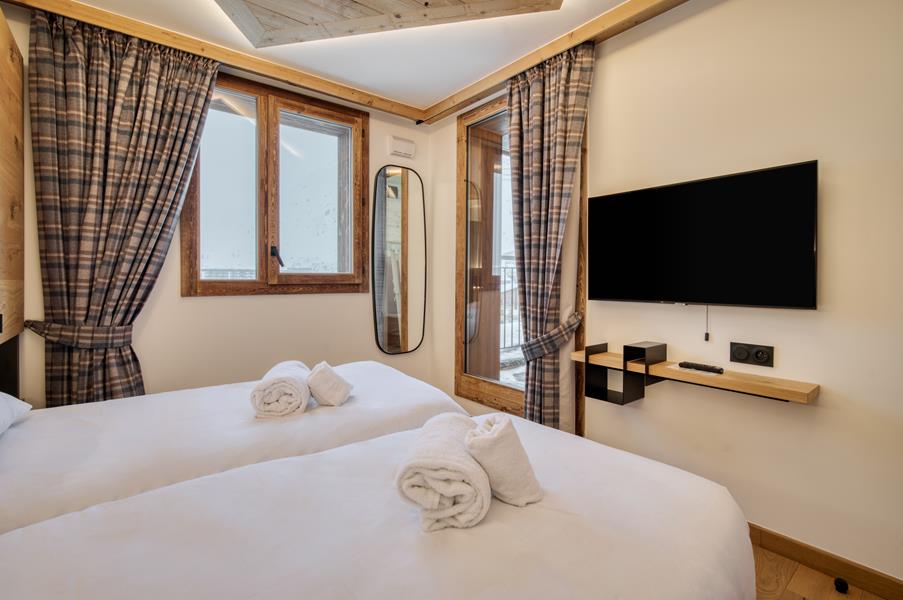 2 single beds (90×200) with TV and en suite bathroom
