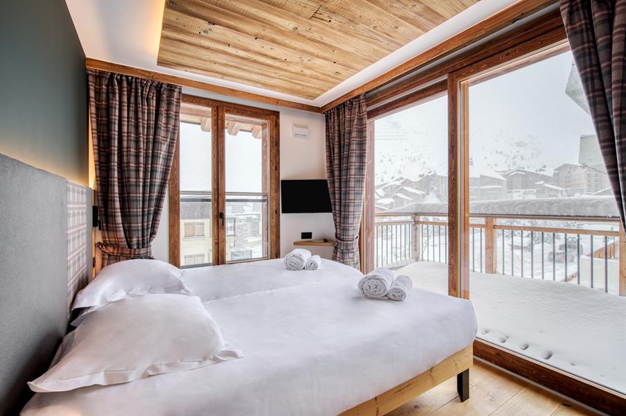 2 single beds (90×200) with a TV and an attached shower room