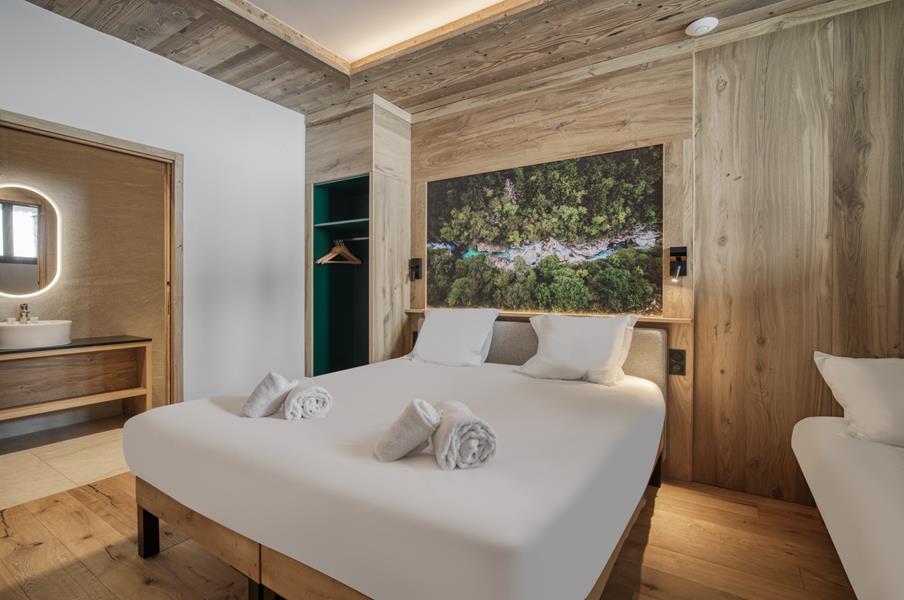 2 single beds (90×200) + 1 single bed (80×190) with TV and en suite shower room