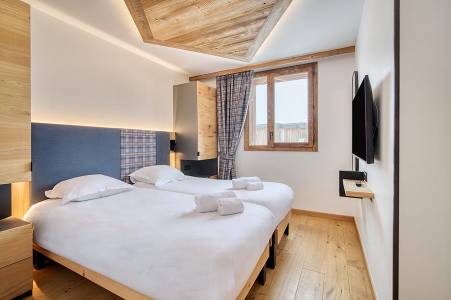 2 single beds (90×200) with TV and en suite bathroom