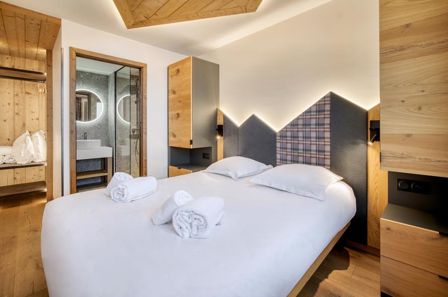 1 double bed (160×200) with a TV and an adjoining shower room