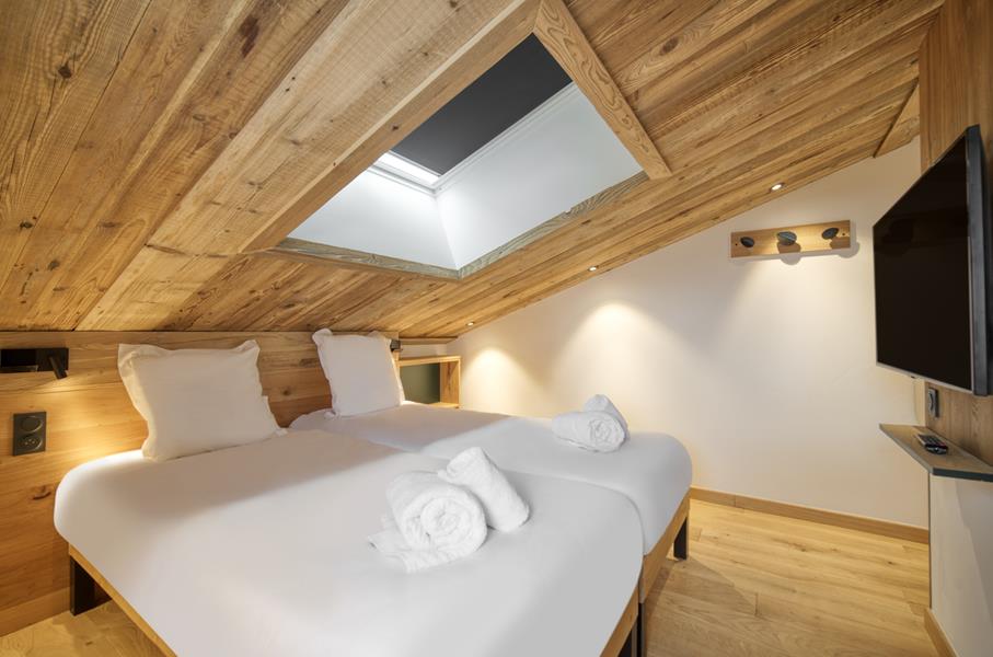 2 single beds (90×200) with TV and en suite bathroom