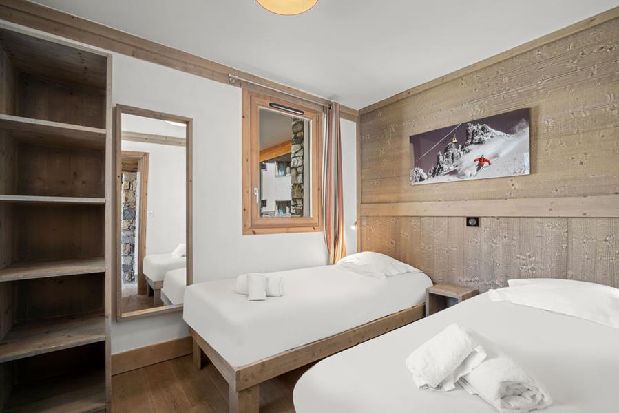 2 single beds with TV 