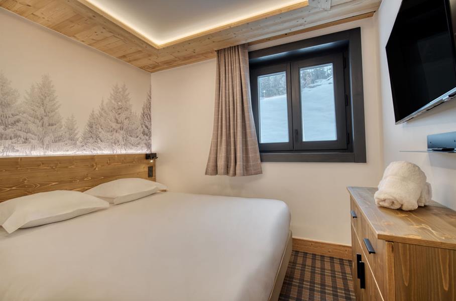 1 double bed (160×200) with a TV and an adjoining shower room