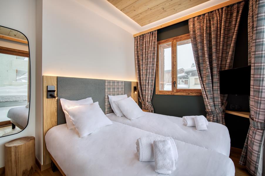 2 single beds (90×200) with a TV and an attached shower room