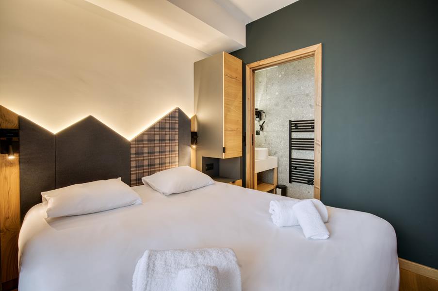 1 double bed (160×200) with a TV and an adjoining shower room