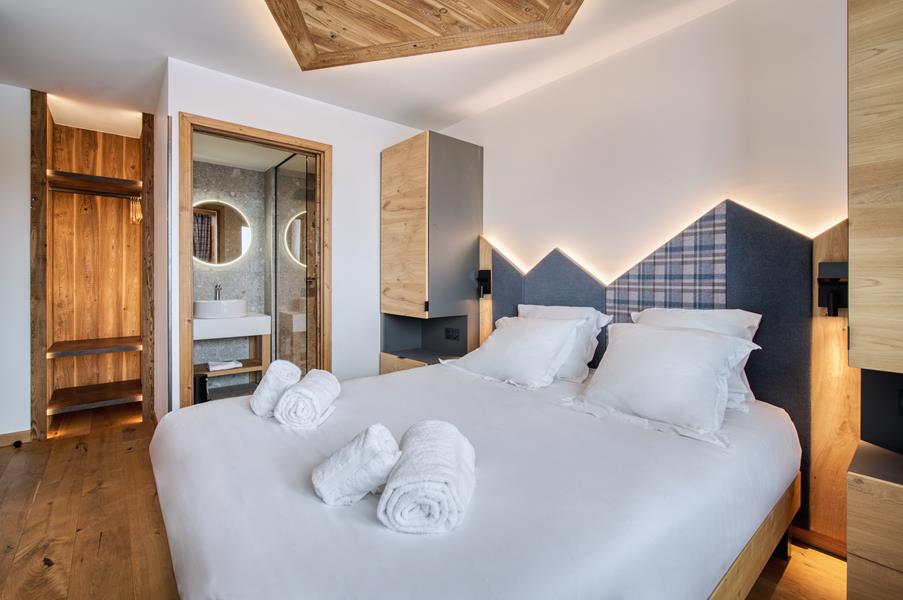 1 double bed (160×200) with a TV and an adjoining shower room