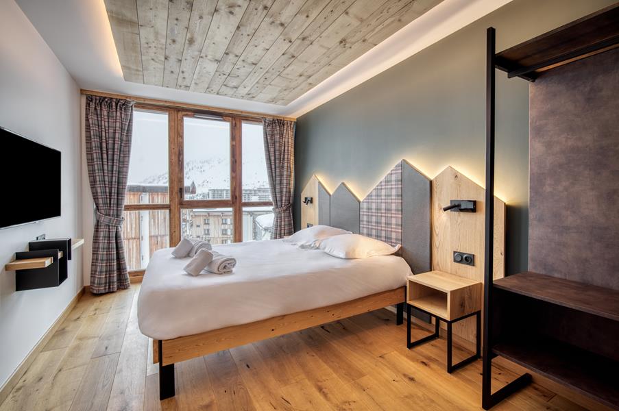1 double bed (160×200) with TV and en suite bathroom