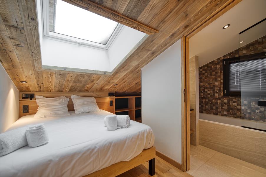 1 double bed (160×200) with a TV and an adjoining shower room